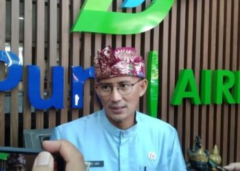 Menteri Pariwisata dan Ekonomi Kreatif Sandiaga Uno diwawancarai wartawan setelah rapat koordinasi dengan sejumlah pihak di Bandara I Gusti Ngurah Rai, Kuta, Kabupaten Badung, Bali, Kamis (11/1/2024). (MASAPNEWS/ANT)