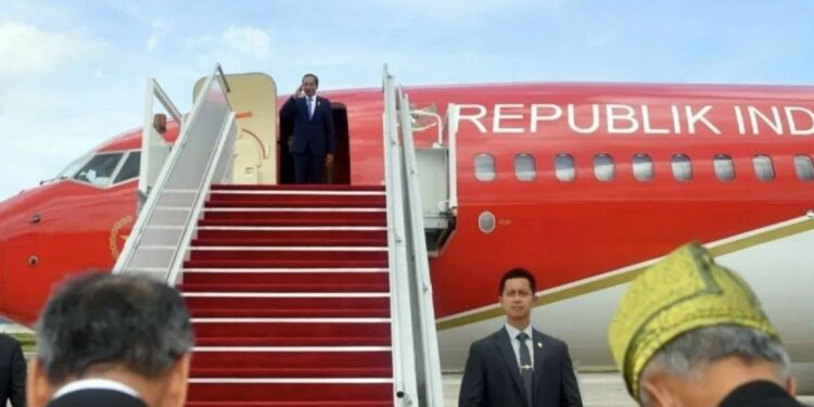 Presiden Joko Widodo berpamitan kepada sejumlah pejabat negara Brunei Darussalam di Bandara Udara Brunei untuk bertolak kembali ke Tanah Air, Minggu (14/1/2024). (MASAPNEWS/ANT/HO-Biro Pers Setpres)