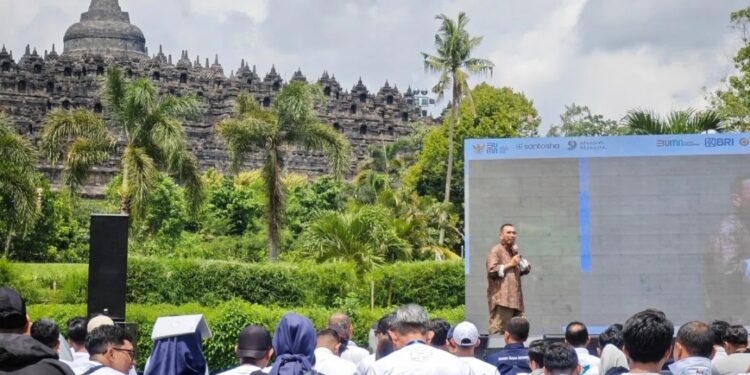 Staf Khusus Menteri BUMN Arya Sinulingga, saat berbicara pada kegiatan 1000 Manusia Bercerita yang diselenggarakan di Kawasan Wisata Candi Borobudur, Jumat (12/01).