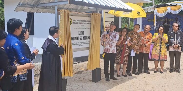 Bupati Gunung Mas Jaya S Monong bersama Wakil Sekretaris Umum MS GKE Pdt Gunedy, M.Th membuka selubung papan nama kantor Cares GKE Mihing Manasa di Kelurahan Kampuri Kecamatan Mihing Raya beberapa waktu lalu. (MASAPNEWS/GCM)