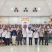 Foto dokumentasi – Bupati Gunung Mas Jaya S Monong bersama Wakil Bupati Efrensia LP Umbing, Kepala BKAD Hardeman, para kades, dan lainnya berfoto bersama saat peluncuran aplikasi SIAPDES di Kuala Kurun, Rabu (29/11/2023). (Foto : Diskominfosantik Gunung Mas)