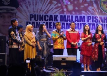Anggota DPRD Kabupaten Gunung Mas Punding S Merang (tengah) dan lainnya, saat menghadiri malam pisah sambut 2023-2024 di Kuala Kurun, Minggu (31/12/2023). (IST)