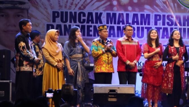 Anggota DPRD Kabupaten Gunung Mas Punding S Merang (tengah) dan lainnya, saat menghadiri malam pisah sambut 2023-2024 di Kuala Kurun, Minggu (31/12/2023). (IST)