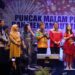 Anggota DPRD Kabupaten Gunung Mas Punding S Merang (tengah) dan lainnya, saat menghadiri malam pisah sambut 2023-2024 di Kuala Kurun, Minggu (31/12/2023). (IST)