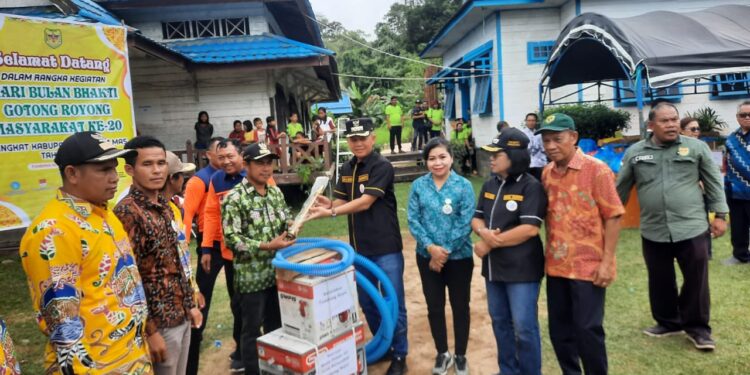 Dokumentasi - Bupati Gunung Mas Jaya S Monong menyerahkan bantuan mesin pompa kepada sejumlah desa/kelurahan, saat pelaksanaan Bulan Bakti Gotong Royong Masyarakat di Kelurahan Tumbang Napoi Kecamatan Miri Manasa, Selasa (22/8/2023) lalu. (Foto : Diskominfosantik Gunung Mas)