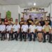 Bupati Gunung Mas Jaya S Monong bersama Kepala BPBD Champili, para korban penerima bantuan, dan lainnya berfoto bersama usai penyaluran bantuan di Kecamatan Kurun, Desember 2023 lalu. (Foto : BPBD Kabupaten Gunung Mas)
