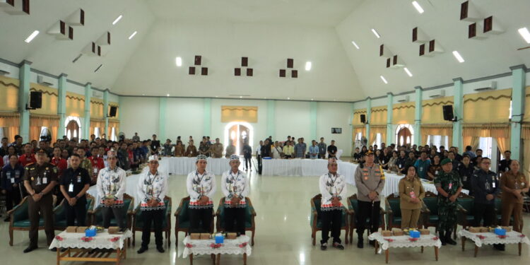 Wakil Bupati Gunung Mas Efrensia LP Umbing dan lainnya berfoto bersama usai pembukaan rapat pleno KPU kabupaten di Kuala Kurun, Selasa (27/2/2024). (Foto : Diskominfosantik Gunung Mas)