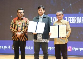 Pelaksana Tugas Kepala Perpusnas E Aminudin Azis (paling kanan) bersama Duta Baca Indonesia Heri Hendrayanan Harris atau dikenal dengan Gol A Gong (tengah) saat penandatanganan nota kesepahaman untuk pembudayaan kegemaran membaca dan literasi di Jakarta pada Rabu (7/2/2024). (MASAPNEWS/ANT/HO-Perpusnas RI)