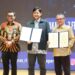 Pelaksana Tugas Kepala Perpusnas E Aminudin Azis (paling kanan) bersama Duta Baca Indonesia Heri Hendrayanan Harris atau dikenal dengan Gol A Gong (tengah) saat penandatanganan nota kesepahaman untuk pembudayaan kegemaran membaca dan literasi di Jakarta pada Rabu (7/2/2024). (MASAPNEWS/ANT/HO-Perpusnas RI)