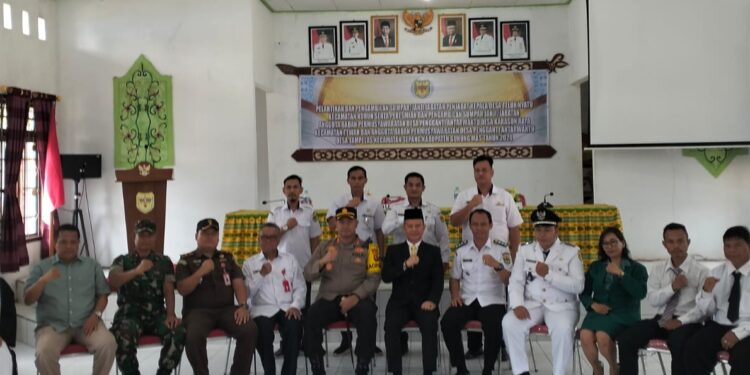 Bupati Gunung Mas Jaya S Monong dan lainnya berfoto bersama dua anggota BPD PAW yang baru diresmikan di Kuala Kurun, Rabu (31/1/2024). (IST)