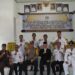 Bupati Gunung Mas Jaya S Monong dan lainnya berfoto bersama dua anggota BPD PAW yang baru diresmikan di Kuala Kurun, Rabu (31/1/2024). (IST)