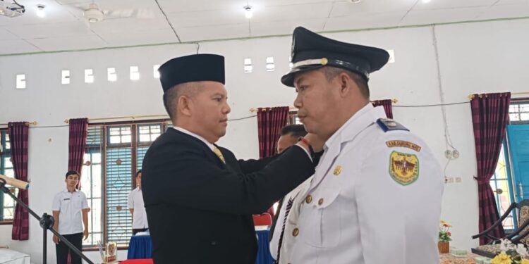 Bupati Gunung Mas Jaya S Monong menyematkan tanda kepangkatan kepada Pj Kades Teluk Nyatu Berjoaldi saat pelantikan di Kuala Kurun, Rabu (31/1/2024). (Foto : PWI Kabupaten Gunung Mas)