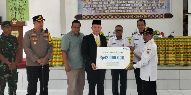 Bupati Gunung Mas Jaya S Monong menyerahkan santunan JKM almarhum Jamantara yang diwakili oleh Sekretaris Desa Teluk Nyatu Jekmon, di Kuala Kurun, Rabu (31/1/2024). (IST)