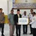 Bupati Gunung Mas Jaya S Monong menyerahkan santunan JKM almarhum Jamantara yang diwakili oleh Sekretaris Desa Teluk Nyatu Jekmon, di Kuala Kurun, Rabu (31/1/2024). (IST)