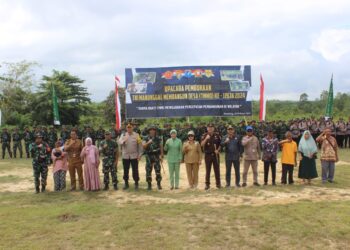 Wakil Ketua I DPRD Kabupaten Gunung Mas dan para pemangku kepentingan berfoto bersama, usai upacara pembukaan TMMD di Desa Bangun Sari Kecamatan Manuhing, Selasa (20/2/2024). (IST)