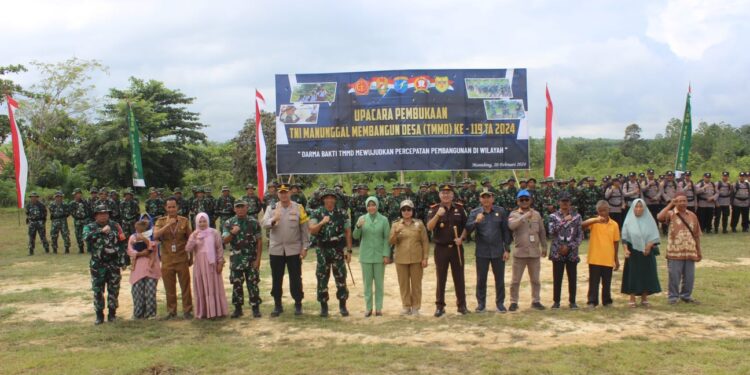 Wakil Ketua I DPRD Kabupaten Gunung Mas dan para pemangku kepentingan berfoto bersama, usai upacara pembukaan TMMD di Desa Bangun Sari Kecamatan Manuhing, Selasa (20/2/2024). (IST)