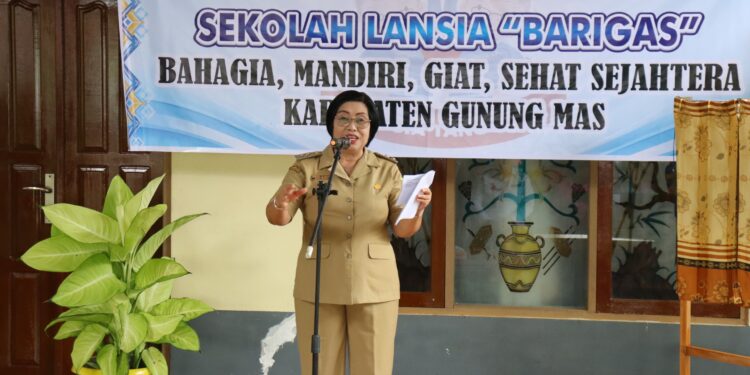 Wakil Bupati Gunung Mas Efrensia LP Umbing melaunching Sekolah Lansia Barigas di Kuala Kurun, Senin (26/2/2024). (Foto : Diskominfosantik Gunung Mas)