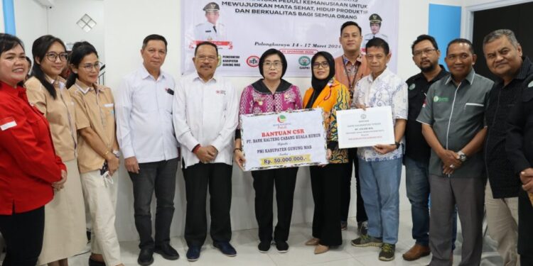 Wakil Bupati Gunung Mas Efrensia LP Umbing menerima bantuan secara simbolis, guna mendukung pelaksanaan operasi katarak. (Foto : Diskominfosantik Gunung Mas)