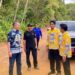 Bupati Gunung Mas Jaya S Monong, Kepala DPU kabupaten Baryen, dan Plt Kabid Bina Marga Bambang Jaya dan lainnya saat meninjau ruas jalan antar kecamatan di wilayah Kecamatan Manuhing Raya, Kamis (29/2/2024). (Foto : DPU Kabupaten Gunung Mas)
