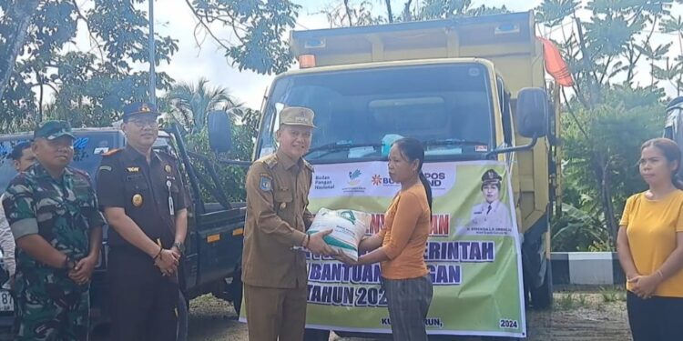 Foto Arsip – Bupati Gunung Mas Jaya S Monong menyalurkan bantuan pangan tahap pertama bulan Januari 2024 kepada salah satu PBP di Kuala Kurun, Selasa (30/1/2024). (IST)