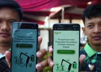 Arsip Foto - Warga menunjukkan aplikasi Sistem Bangun Karakter Terintegrasi (Sibakti) saat peluncuran di Kantor Dinas Pendidikan dan Kebudayaan (Dinas Dikbud) Kabupaten Tegal, Jawa Tengah, Rabu (12/7/2023). (MASAPNEWS/ANT)