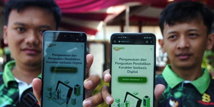 Arsip Foto - Warga menunjukkan aplikasi Sistem Bangun Karakter Terintegrasi (Sibakti) saat peluncuran di Kantor Dinas Pendidikan dan Kebudayaan (Dinas Dikbud) Kabupaten Tegal, Jawa Tengah, Rabu (12/7/2023). (MASAPNEWS/ANT)