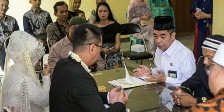 Ilustrasi - Seorang penghulu membimbing prosesi akad nikah di Kantor Urusan Agama (KUA) Kecamatan Pinang, Kota Tangerang, Banten, Jumat (1/2/2024). Kementerian Agama merancang transformasi KUA menjadi pusat layanan keagaman bagi semua agama dengan menyiapkan 40 jenis layanan guna mengimplementasikan toleransi di Indonesia. (MASAPNEWS/ANT)
