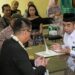 Ilustrasi - Seorang penghulu membimbing prosesi akad nikah di Kantor Urusan Agama (KUA) Kecamatan Pinang, Kota Tangerang, Banten, Jumat (1/2/2024). Kementerian Agama merancang transformasi KUA menjadi pusat layanan keagaman bagi semua agama dengan menyiapkan 40 jenis layanan guna mengimplementasikan toleransi di Indonesia. (MASAPNEWS/ANT)