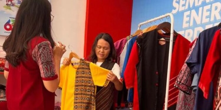 Salah satu pelaku UMKM binaan Pertamina Patra Niaga Sumbagut di Toba UMKM Expo 2024 di Balige, Kabupaten Toba, yang dilaksanakan bersamaan dengan Kejuaraan Dunia F1 Powerboat, 1-3 Maret 2024. (MASAPNEWS/ANT/HO-Pertamina Patra Niaga Sumbagut)