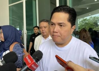 Menteri BUMN Erick Thohir menjawab pertanyaan wartawan setelah menghadiri acara peluncuran logo baru BTN, di Indonesia Arena, Jakarta, Minggu (3/3/2024). (MASAPNEWS/ANT)