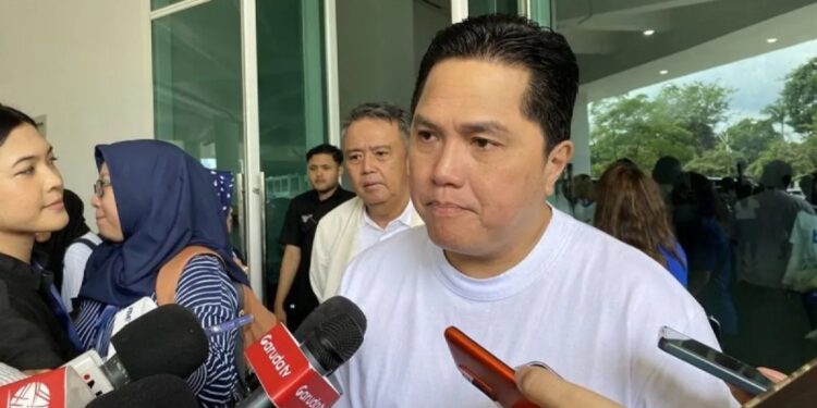 Menteri BUMN Erick Thohir menjawab pertanyaan wartawan setelah menghadiri acara peluncuran logo baru BTN, di Indonesia Arena, Jakarta, Minggu (3/3/2024). (MASAPNEWS/ANT)