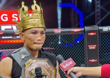 Petarung Mixed Martial Art (MMA) Gugun Gusman saat diwawancarai pewarta seusai pertandingan One Pride MMA 77 yang berlangsung di Jakarta Velodrome, Jakarta, Sabtu (2/3/2024). (MASAPNEWS/ANT)