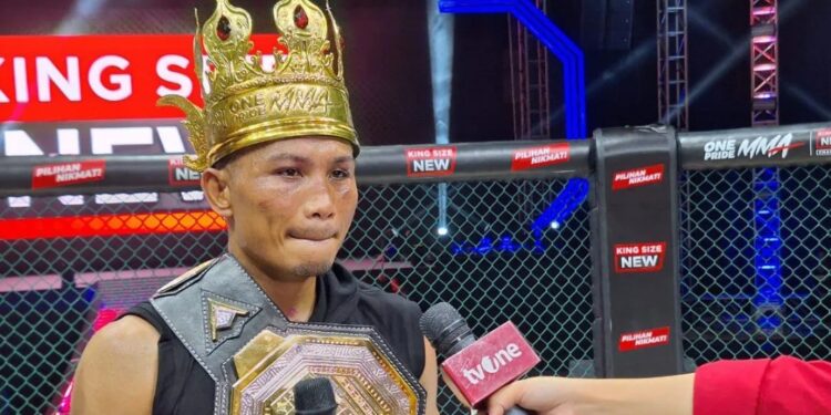 Petarung Mixed Martial Art (MMA) Gugun Gusman saat diwawancarai pewarta seusai pertandingan One Pride MMA 77 yang berlangsung di Jakarta Velodrome, Jakarta, Sabtu (2/3/2024). (MASAPNEWS/ANT)