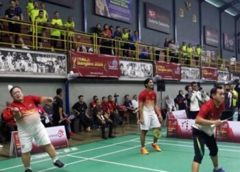 Ketua Umum Komunitas BangBro Badminton Bambang Brodjonegoro (kiri) saat mengembalikan kok pada acara pertandingan pembuka Piala BangBro 2024 di Candra Wijaya International Badminton Centre, Serpong, Tangerang Selatan, Banten, Sabtu (2/3/2024). Turnamen tersebut mengusung konsep pertandingan triple atau 3 vs 3 dengan melibatkan legenda bulutangkis Indonesia dan artis ternama Ibukota. (MASAPNEWS/ANT)