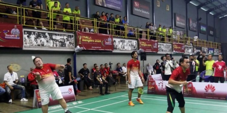 Ketua Umum Komunitas BangBro Badminton Bambang Brodjonegoro (kiri) saat mengembalikan kok pada acara pertandingan pembuka Piala BangBro 2024 di Candra Wijaya International Badminton Centre, Serpong, Tangerang Selatan, Banten, Sabtu (2/3/2024). Turnamen tersebut mengusung konsep pertandingan triple atau 3 vs 3 dengan melibatkan legenda bulutangkis Indonesia dan artis ternama Ibukota. (MASAPNEWS/ANT)