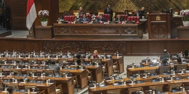 Wakil Ketua DPR Sufmi Dasco Ahmad (tengah), Lodewijk Freidrich Paulus (kanan), dan Rachmad Gobel (kiri) memimpin rapat paripurna ke-13 masa persidangan IV tahun sidang 2023-2024 di kompleks Parlemen, Jakarta, Selasa (5/3/2024). Rapat Paripurna tersebut dalam rangka pembukaan Masa Persidangan IV Tahun Sidang 2023-2024. (MASAPNEWS/ANT)
