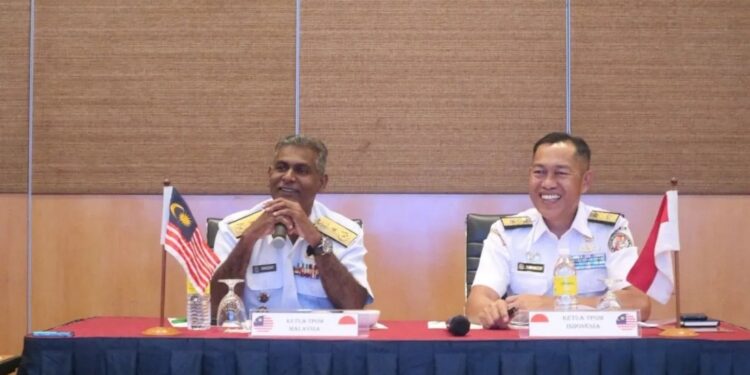 Direktur Operasi Laut Bakamla RI Laksma Bakamla Basri Mustari (kanan) saat melakukan pertemuan dengan Ketua Tim Perancang Operasi Maritim (TPOM) Malaysia Laksma Maritim Vincent A/L Rajamony (kiri) Selasa (5/3/2024). (MASAPNEWS/ANT/HO-Humas Bakamla RI)