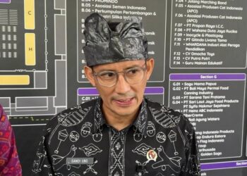 Menteri Pariwisata dan Ekonomi Kreatif Sandiaga Salahuddin Uno memberikan keterangan terkait pengembangan produk-produk ekonomi kreatif salah satunya melalui program Apresiasi Kreasi Indonesia (AKI) tahun 2024 saat menghadiri penutupan Business Matching Belanja Produk Dalam Negeri 2024 di Sanur, Denpasar, Bali, Kamis (7/3/2024). (MASAPNEWS/ANT)