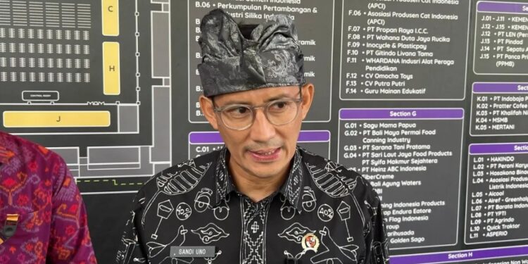 Menteri Pariwisata dan Ekonomi Kreatif Sandiaga Salahuddin Uno memberikan keterangan terkait pengembangan produk-produk ekonomi kreatif salah satunya melalui program Apresiasi Kreasi Indonesia (AKI) tahun 2024 saat menghadiri penutupan Business Matching Belanja Produk Dalam Negeri 2024 di Sanur, Denpasar, Bali, Kamis (7/3/2024). (MASAPNEWS/ANT)