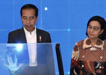 Menteri Keuangan Sri Mulyani Indrawati (kanan) mendampingi Presiden Joko Widodo saat membuka BRI Microfinance Outlook 2024 di Jakarta, Kamis (7/3/2024). (MASAPNEWS/ANT/HO-Biro Pers Setpres)