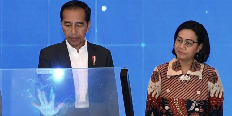 Menteri Keuangan Sri Mulyani Indrawati (kanan) mendampingi Presiden Joko Widodo saat membuka BRI Microfinance Outlook 2024 di Jakarta, Kamis (7/3/2024). (MASAPNEWS/ANT/HO-Biro Pers Setpres)