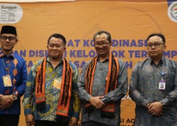 Kepala Balai Bahasa Aceh (kanan) bersama perwakilan Badan Bahasa Kemendikbud saat mengesahkan pembukaan rakor dan DKT revitalisasi bahasa Aceh dan Gayo, di Banda Aceh, Rabu (6/3/2024). (MASAPNEWS/ANT)