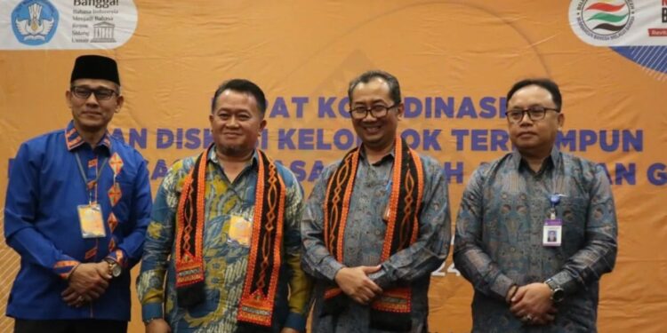 Kepala Balai Bahasa Aceh (kanan) bersama perwakilan Badan Bahasa Kemendikbud saat mengesahkan pembukaan rakor dan DKT revitalisasi bahasa Aceh dan Gayo, di Banda Aceh, Rabu (6/3/2024). (MASAPNEWS/ANT)