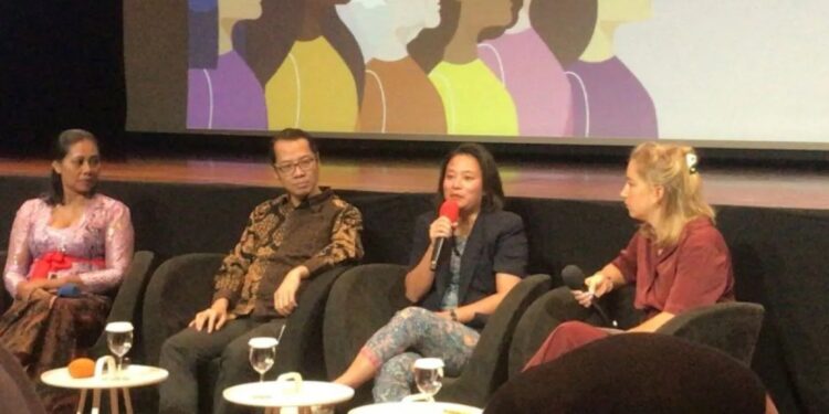 Dosen Hubungan Internasional Universitas Andalas Putriviola Elian Nasir (ketiga dari kiri) memberikan paparannya dalam diskusi memperingati Hari Perempuan Internasional “Invest in Women: Accelerate Progress” di Erasmus Huis di Jakarta, Kamis (7/3/2024). (MASAPNEWS/ANT)