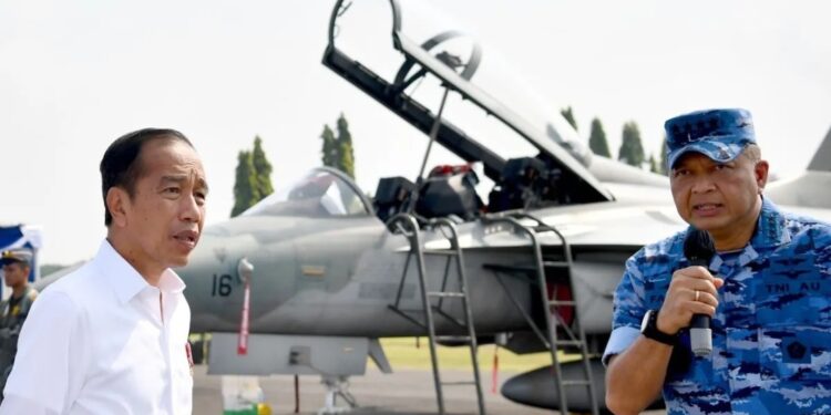Presiden Joko Widodo (kiri) didampingi Kepala Staf TNI Angkatan Udara Marsekal Fadjar Prasetyo (kanan) meninjau alutsista TNI di Pangkalan TNI AU Iswahjudi, Kabupaten Magetan, Jawa Timur, Jumat (8/3/2024). (MASAPNEWS/ANT/HO-Biro Pers Sekretariat Presiden RI)