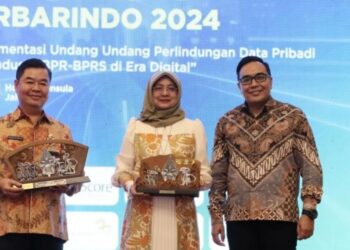 (Kiri-kanan) Dirjen Dukcapil Kemendagri Teguh Setyabudi, Wakil Ketua Dewan Komisioner LPS Lana Soelistianingsih, dan Ketua Umum DPP Perbarindo Tedy Alamsyah saat menghadiri seminar bertajuk "Implementasi Undang-Undang Pelindungan Data Pribadi pada Industri BPR-BPRS di Era Digital", di Jakarta, Rabu (6/3/2024). (MASAPNEWS/ANT/HO-Perbarindo)