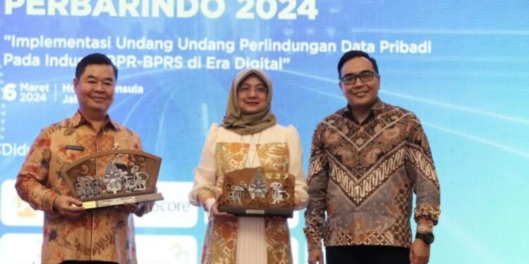 (Kiri-kanan) Dirjen Dukcapil Kemendagri Teguh Setyabudi, Wakil Ketua Dewan Komisioner LPS Lana Soelistianingsih, dan Ketua Umum DPP Perbarindo Tedy Alamsyah saat menghadiri seminar bertajuk "Implementasi Undang-Undang Pelindungan Data Pribadi pada Industri BPR-BPRS di Era Digital", di Jakarta, Rabu (6/3/2024). (MASAPNEWS/ANT/HO-Perbarindo)