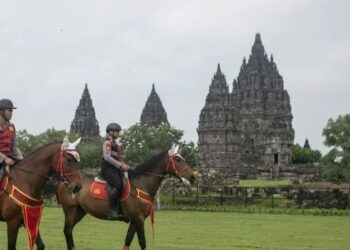 Petugas kepolisian menaiki kuda saat patroli di kawasan Candi Prambanan yang ditutup sementara di Klaten, Jawa Tengah, Senin (11/3/2024). Pengelola Taman Wisata Candi Prambanan dan Ratu Boko melakukan penutupan Candi Prambanan selama 24 jam sebagai penghormatan kepada seluruh umat Hindu yang merayakan Hari Raya Nyepi tahun Saka 1946. (MASAPNEWS/ANT)