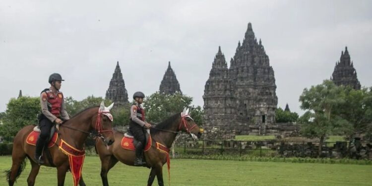 Petugas kepolisian menaiki kuda saat patroli di kawasan Candi Prambanan yang ditutup sementara di Klaten, Jawa Tengah, Senin (11/3/2024). Pengelola Taman Wisata Candi Prambanan dan Ratu Boko melakukan penutupan Candi Prambanan selama 24 jam sebagai penghormatan kepada seluruh umat Hindu yang merayakan Hari Raya Nyepi tahun Saka 1946. (MASAPNEWS/ANT)