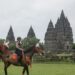 Petugas kepolisian menaiki kuda saat patroli di kawasan Candi Prambanan yang ditutup sementara di Klaten, Jawa Tengah, Senin (11/3/2024). Pengelola Taman Wisata Candi Prambanan dan Ratu Boko melakukan penutupan Candi Prambanan selama 24 jam sebagai penghormatan kepada seluruh umat Hindu yang merayakan Hari Raya Nyepi tahun Saka 1946. (MASAPNEWS/ANT)